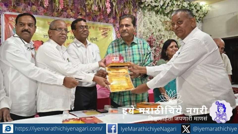 Deputy Mayor Sanjay Gadi speaking at Dadar Public Library during Venkatesh Madgulkar Award ceremony for Badalte Jag Diwali Ank